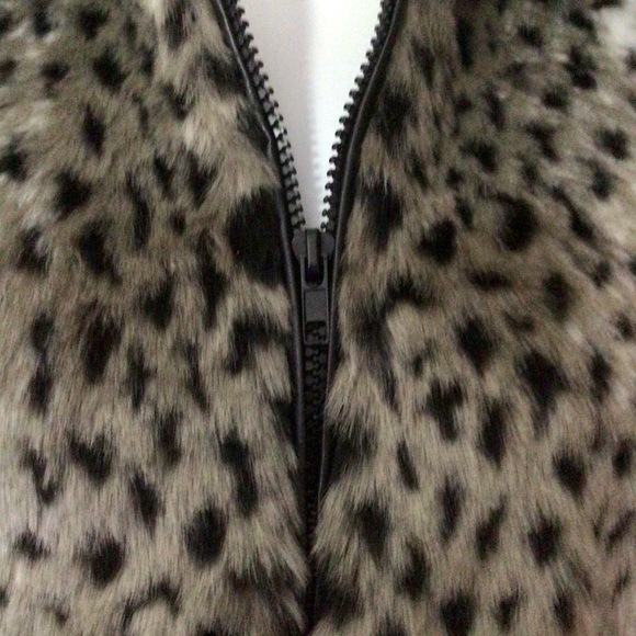 Jacket looks like a vest. Different and cute. - Picture 4 of 14